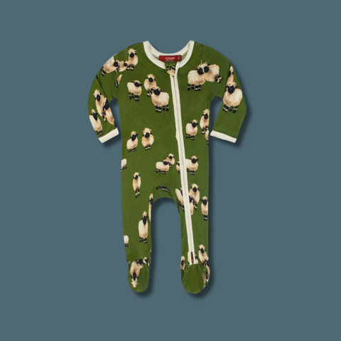 Sheeps on dark green